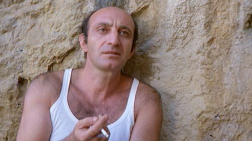 Όλο γελούσε