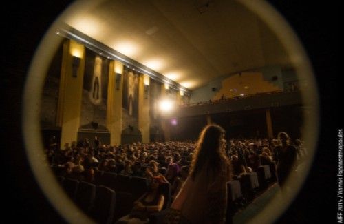 Οι Νύχτες Πρεμιέρας αναβιώνουν φωτογραφικά στο Toy Cafe